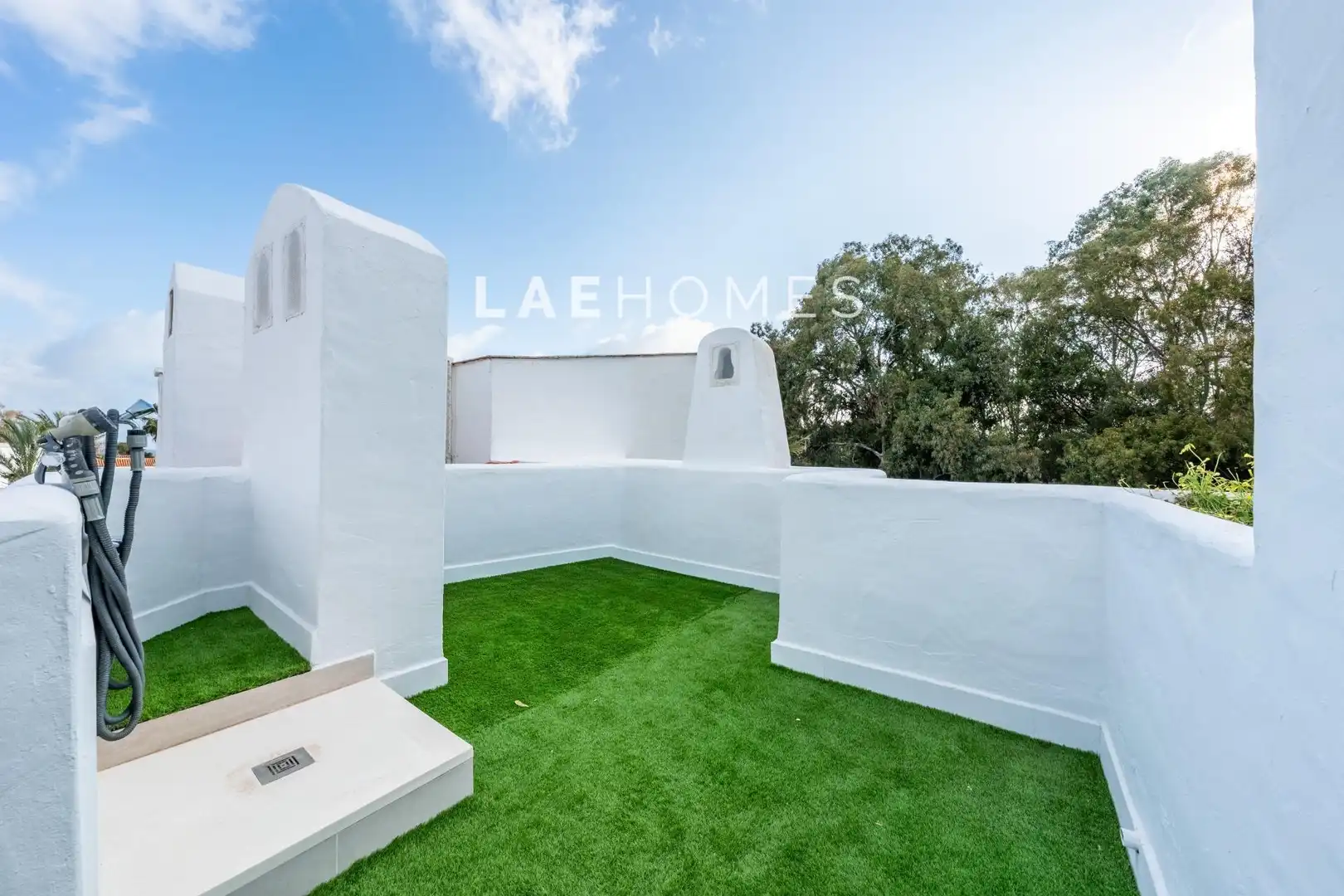Vista exterior de Àtic en venda en Marbella amb Aire condicionat, Terrassa i Piscina comunitària