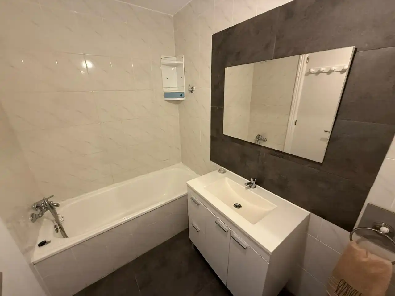 Baño de Piso en venta en Castro-Urdiales con Calefacción, Parquet y Balcón