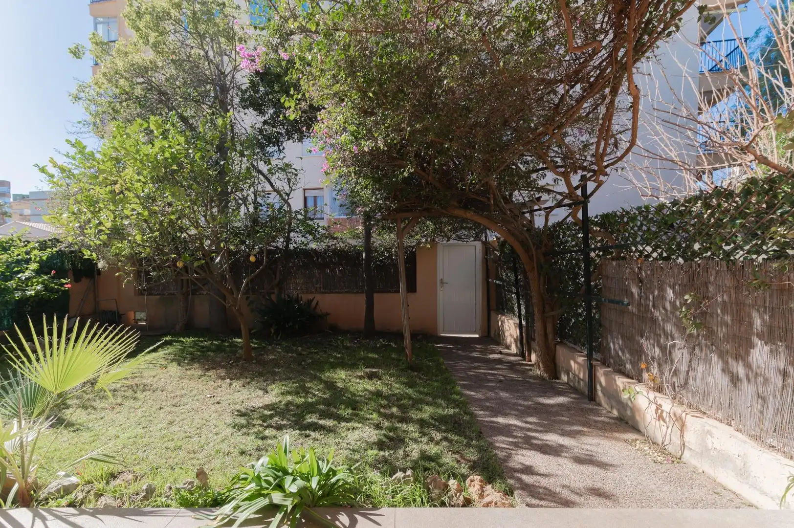 Garten von Einfamilien-Reihenhaus zum Verkauf in Benicasim / Benicàssim mit Heizung, Privatgarten und Terrasse
