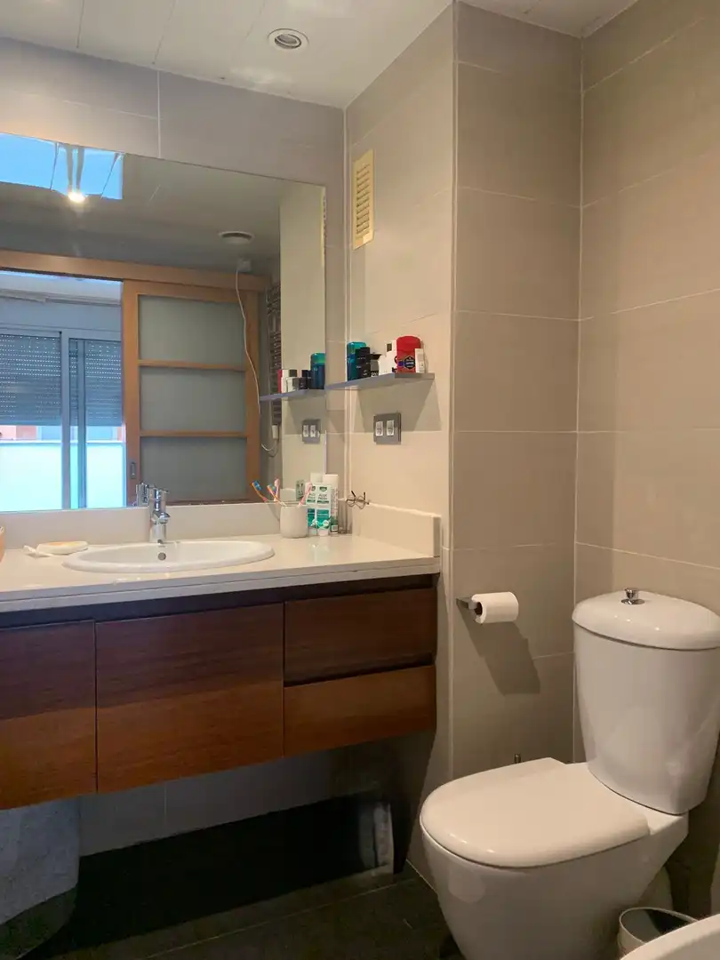 Badezimmer von Wohnung zur Miete in Barcelona mit Klimaanlage und Heizung