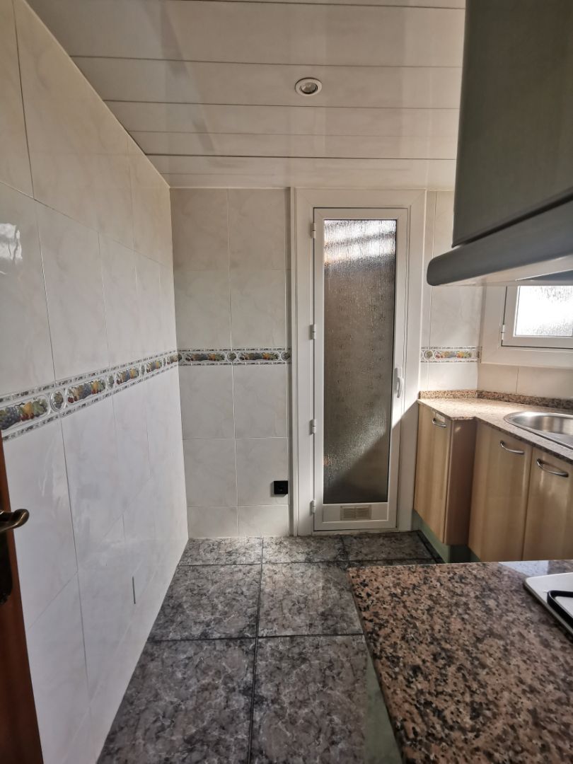 Bany de Pis en venda en L'Hospitalet de Llobregat amb Calefacció, Forn i Rentadora