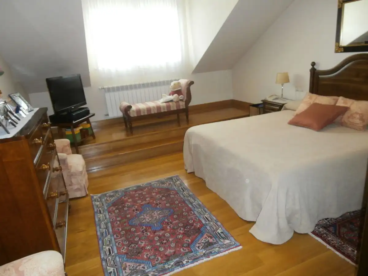 Dormitori de Casa o xalet en venda en Oviedo  amb Calefacció, Jardí privat i Terrassa