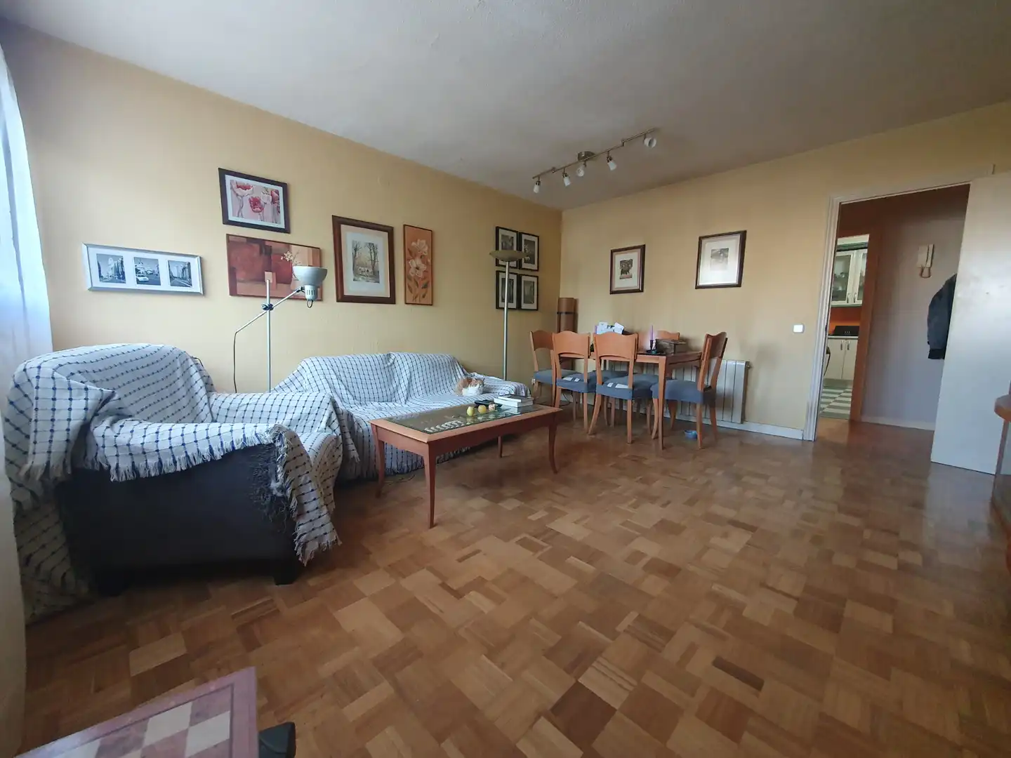 Sala d'estar de Pis en venda en San Sebastián de los Reyes amb Calefacció, Jardí privat i Moblat