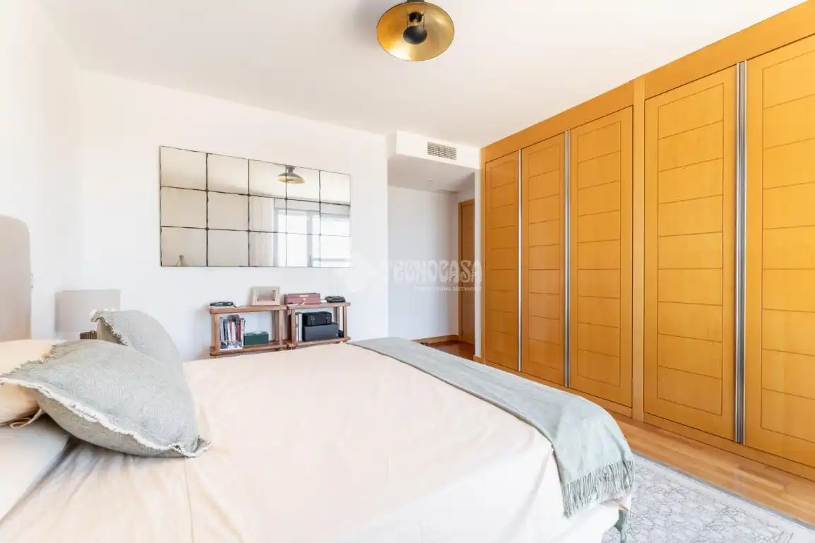Schlafzimmer von Einfamilien-Reihenhaus zum Verkauf in Torrelodones mit Klimaanlage, Heizung und Terrasse