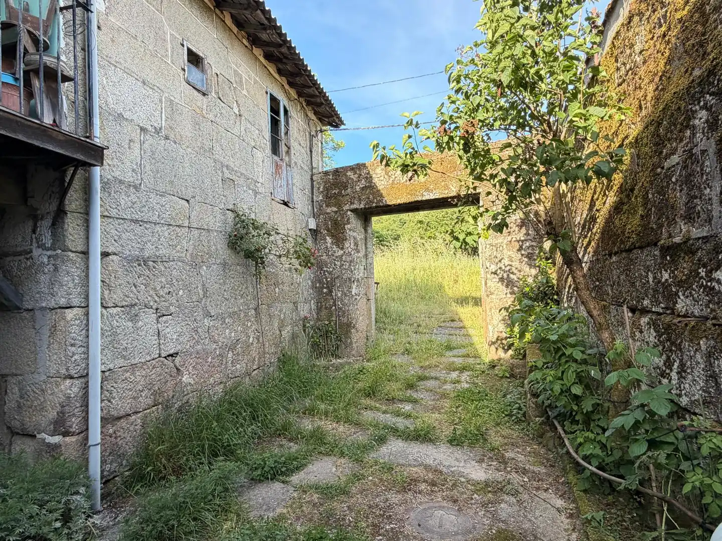 Außenansicht von Einfamilien-Reihenhaus zum Verkauf in San Cristovo de Cea mit Privatgarten und Balkon
