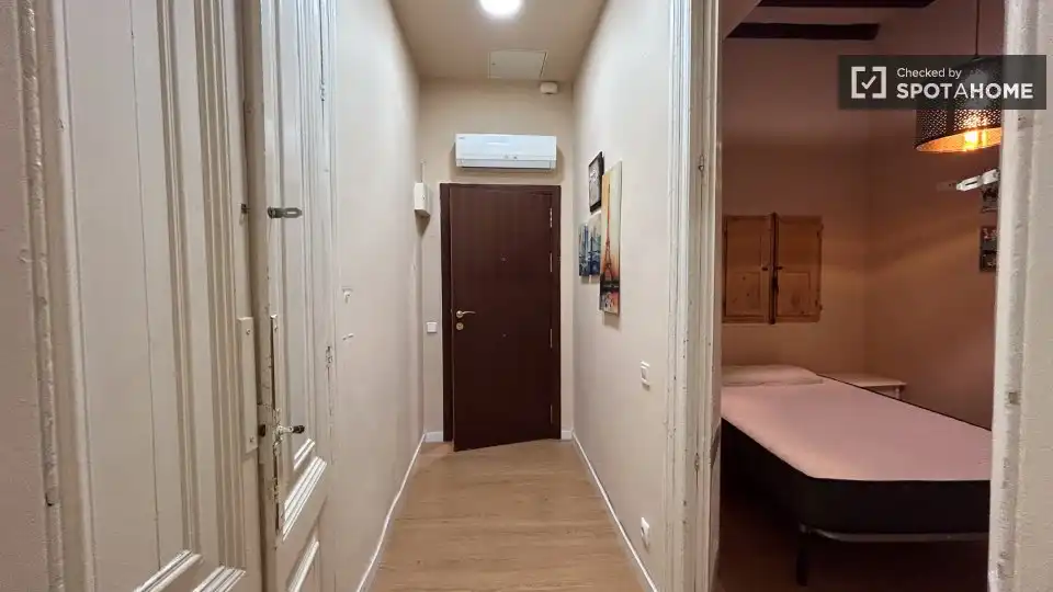 Flat with terrace to rent in Ciutat Vella, imagen 3