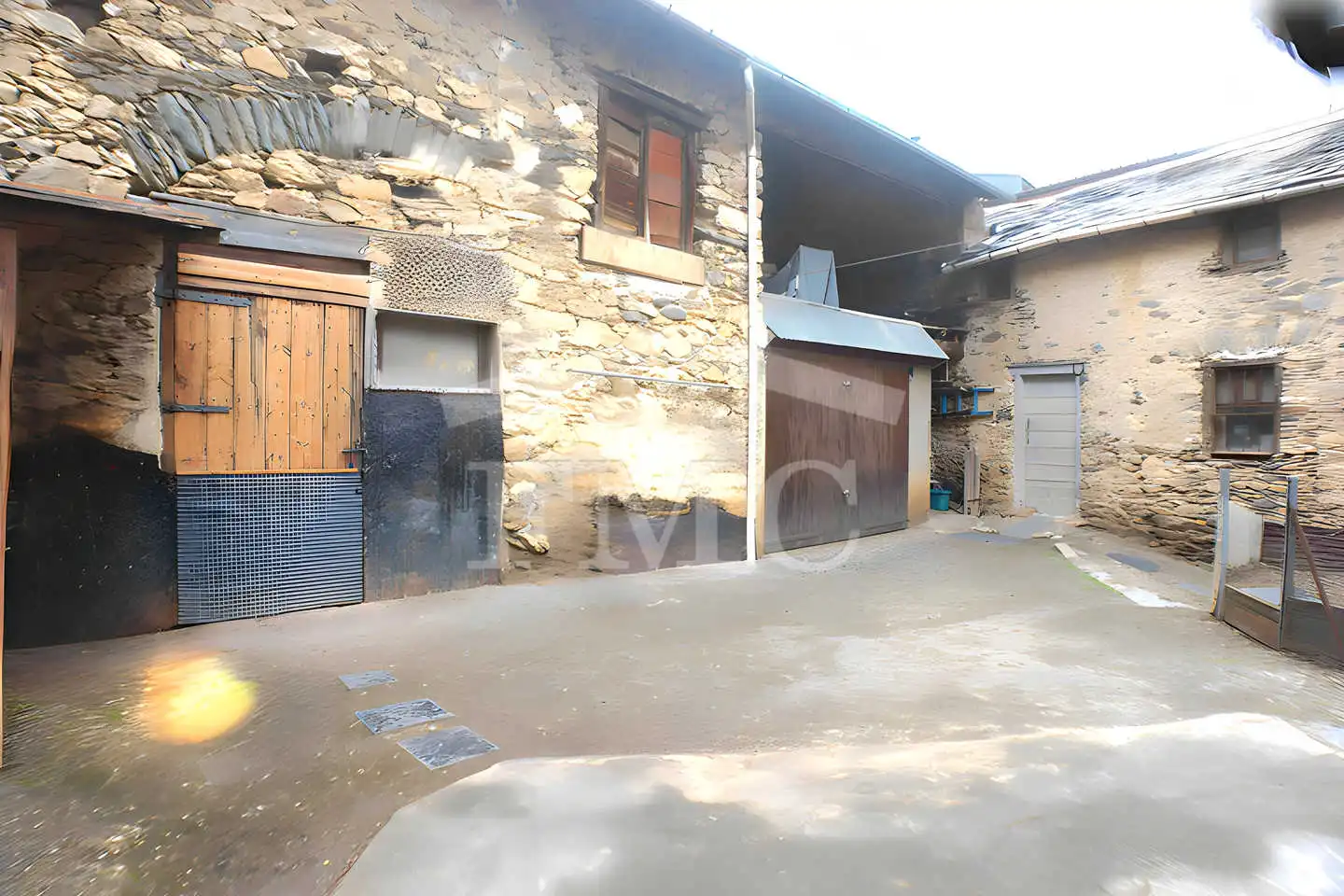 Vista exterior de Finca rústica en venda en Alp amb Jardí privat i Traster