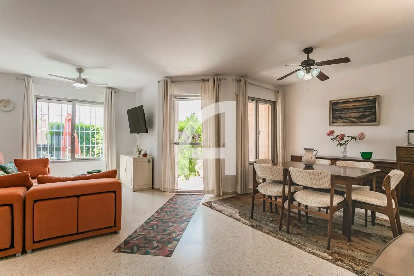 Wohnzimmer von Einfamilien-Reihenhaus zum Verkauf in Estepona mit Heizung, Terrasse und Schwimmbad