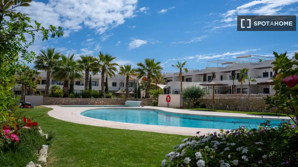 Piscina de Apartament per a compartir en Torrevieja amb Aire condicionat, Terrassa i Moblat