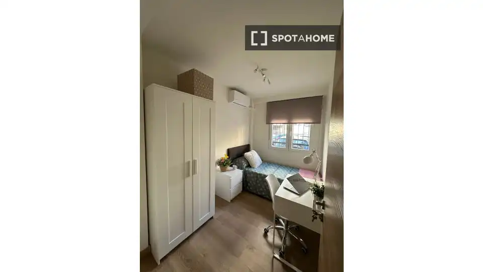 Bedroom of Flat for share in Macarena