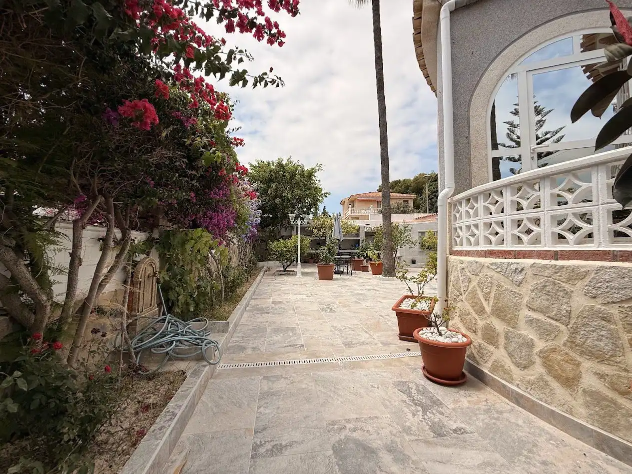 Terrassa de Casa o xalet en venda en El Campello amb Aire condicionat, Calefacció i Jardí privat