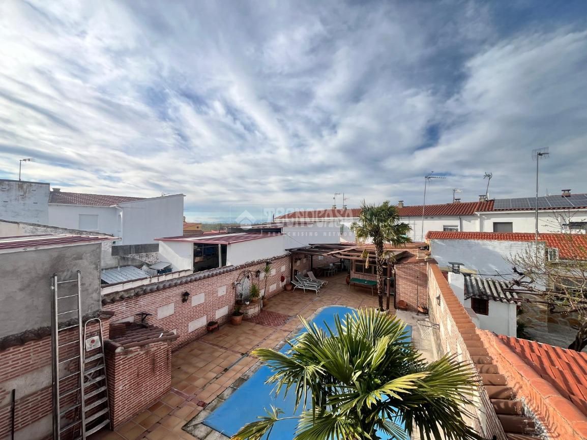 Vista exterior de Casa adosada en venda en Las Herencias amb Calefacció, Piscina i Moblat