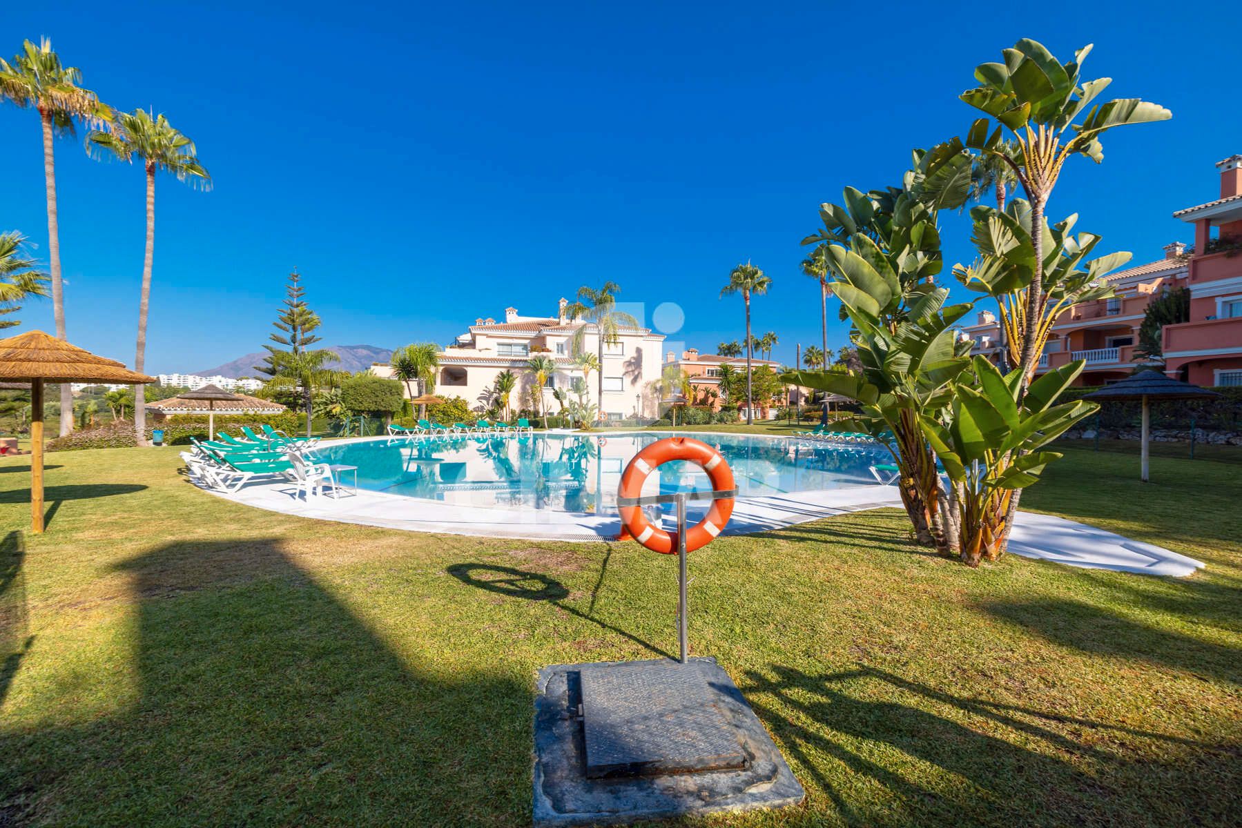 Piscina de Planta baixa en venda en Estepona amb Aire condicionat, Jardí privat i Terrassa