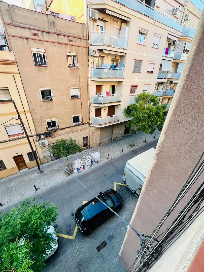 Vista exterior de Pis en venda en L'Hospitalet de Llobregat amb Alarma