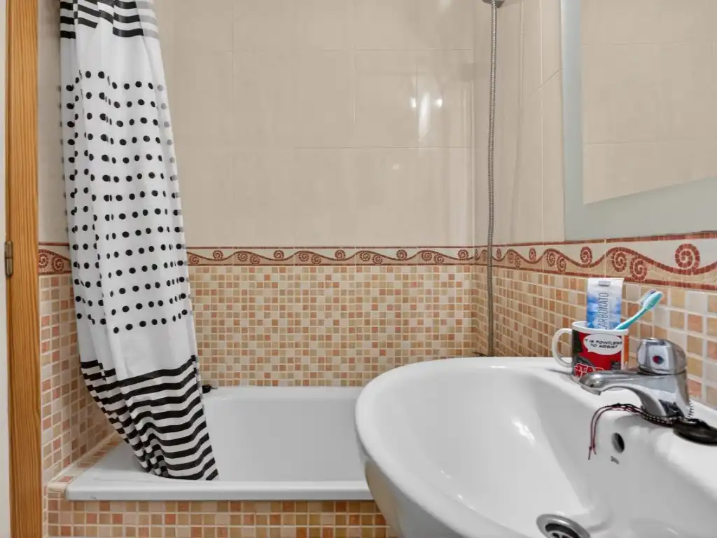 Bany de Apartament en venda en Torrevieja amb Moblat
