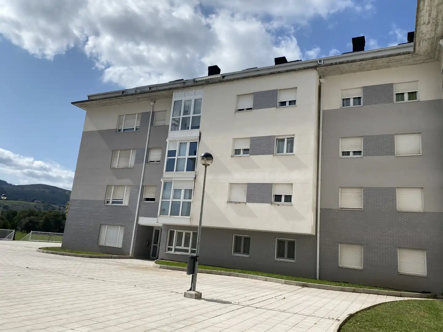 Vista exterior de Pis de lloguer en Santa María de Cayón amb Calefacció, Parquet i Traster