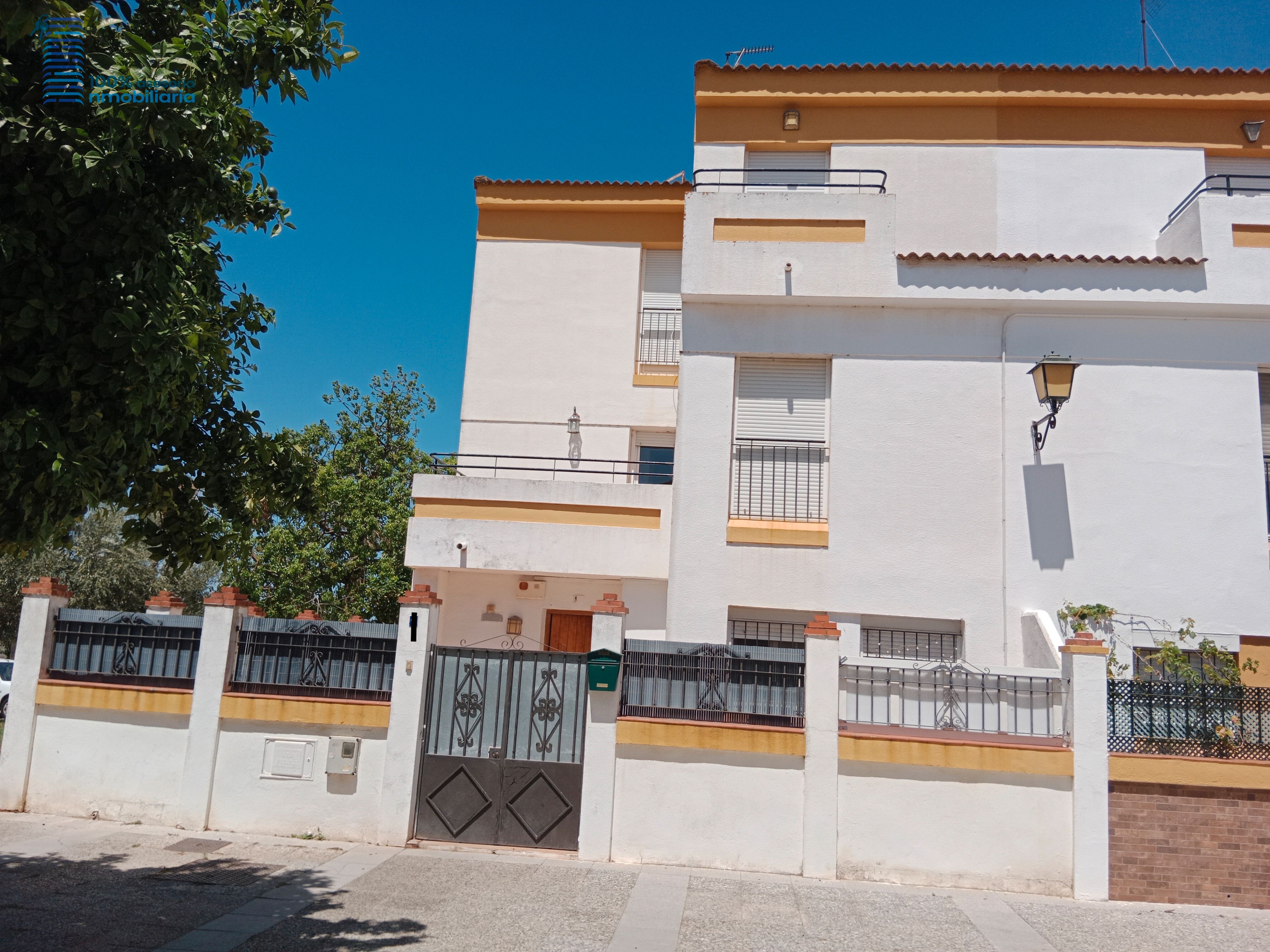 Vista exterior de Casa adosada en venda en Puerto Real amb Terrassa i Balcó