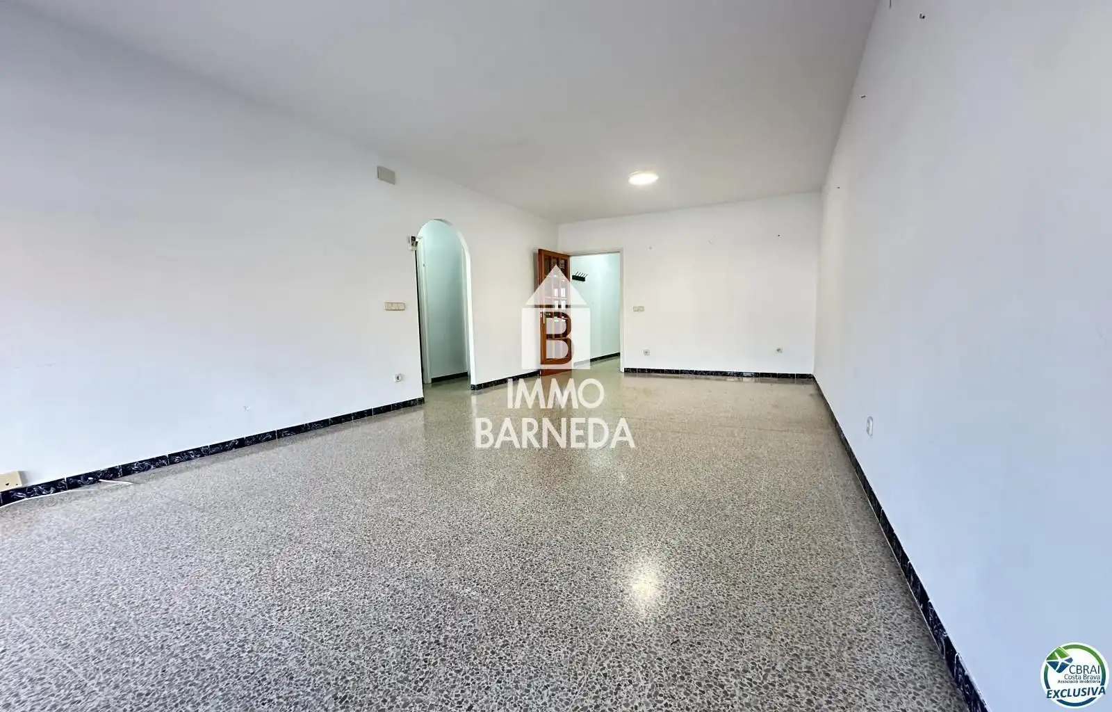 Vista exterior de Pis en venda en Empuriabrava amb Aire condicionat, Calefacció i Terrassa