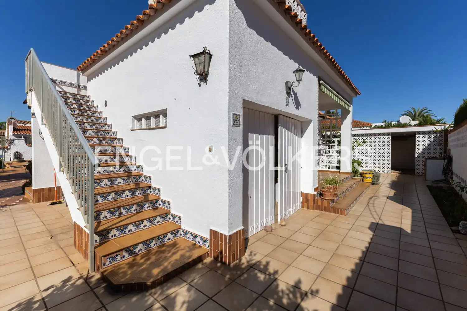 Vista exterior de Casa o xalet en venda en Sagunto / Sagunt amb Aire condicionat, Calefacció i Jardí privat