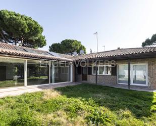 Vista exterior de Casa adosada en venda en Boadilla del Monte amb Jardí privat, Parquet i Piscina