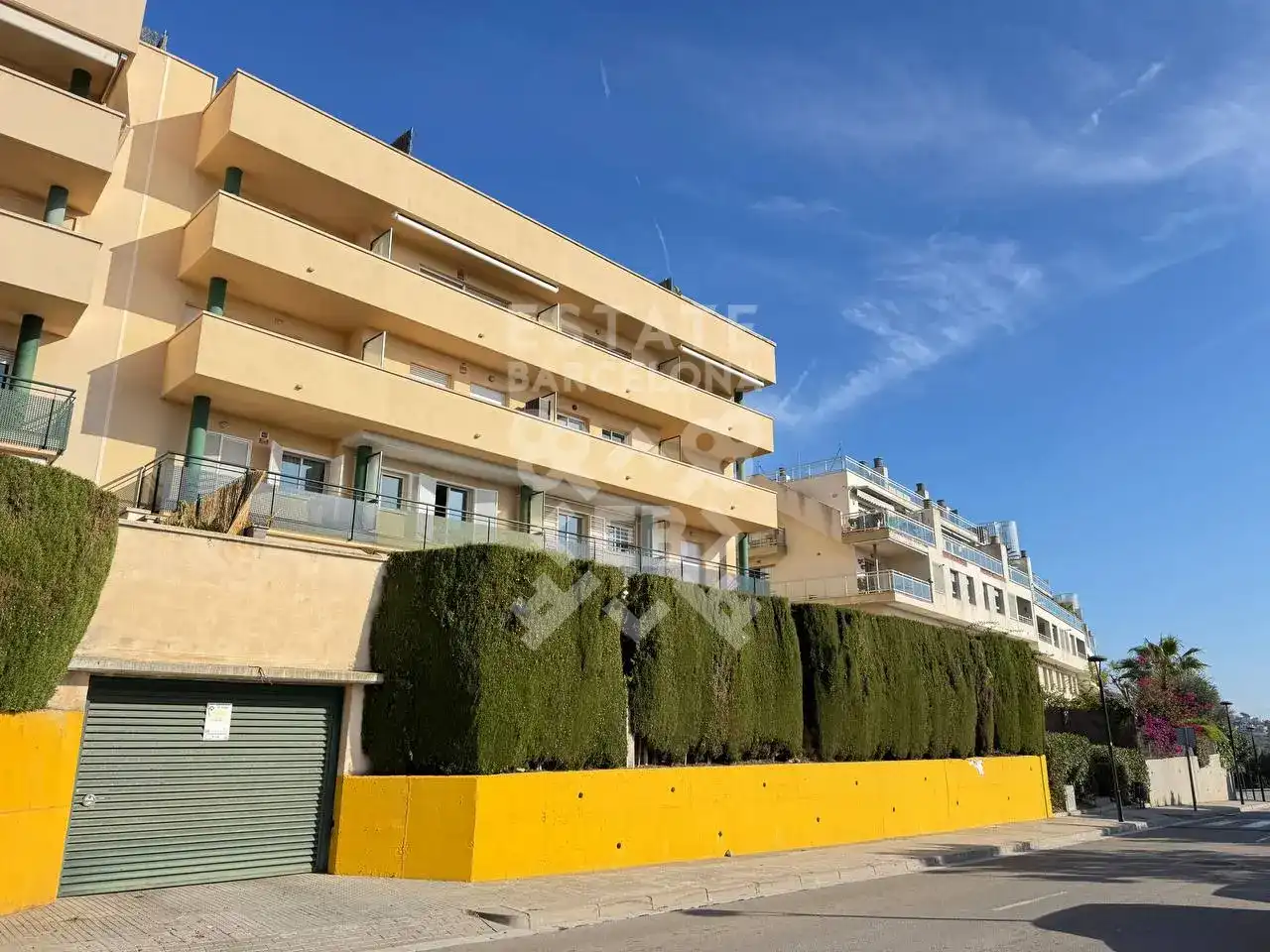 Außenansicht von Maisonette zum Verkauf in Sitges mit Klimaanlage, Heizung und Privatgarten