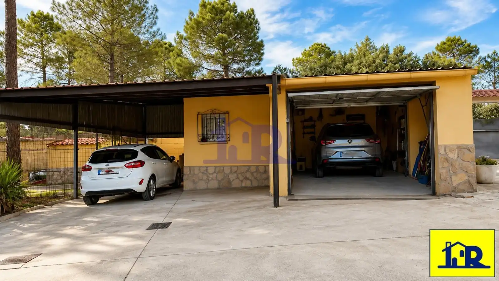 Parking of Houses for sale in Cuenca  with Heating and Storage room