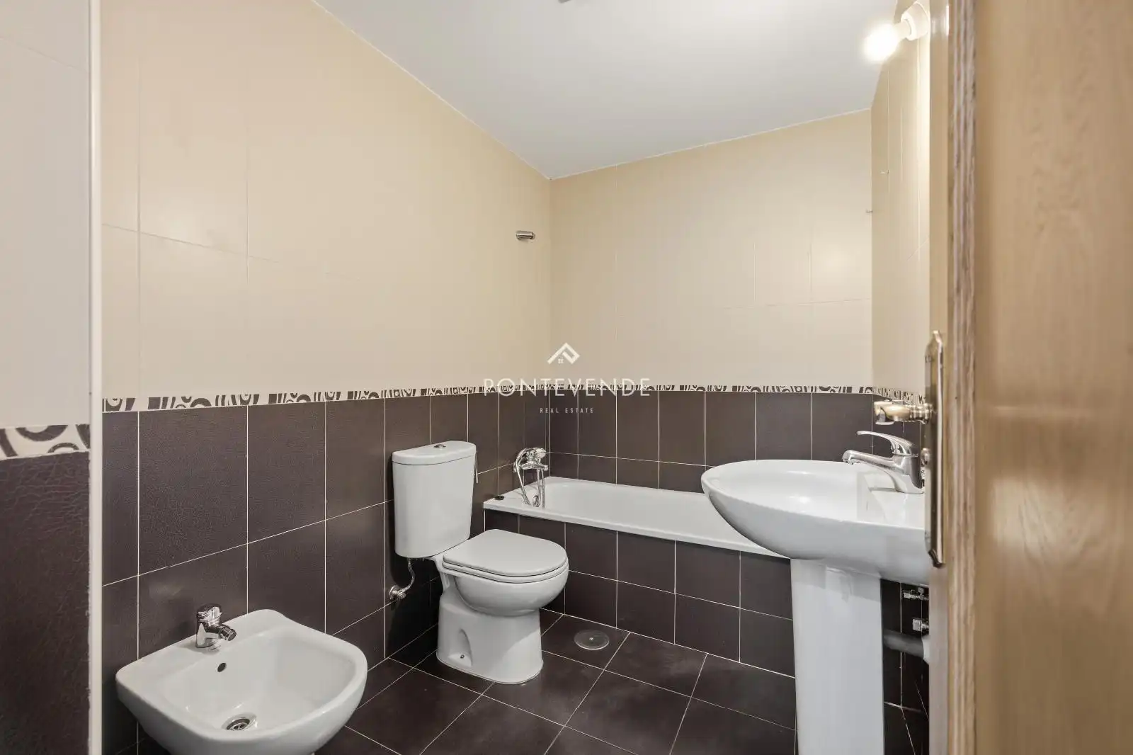 Bathroom of Attic for sale in Marín  with Heating, Parquet flooring and Terrace