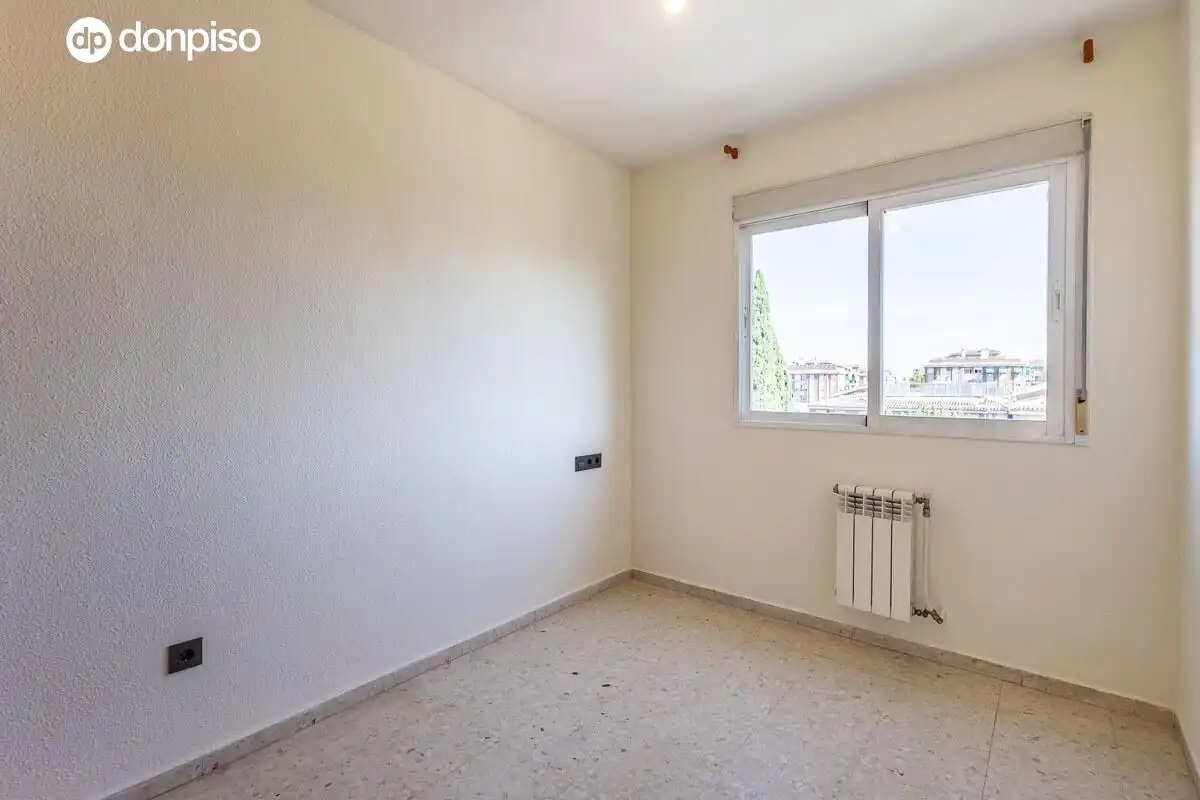 Bedroom of Flat for sale in Granada  with Air Conditioner, Heating and Terrace
