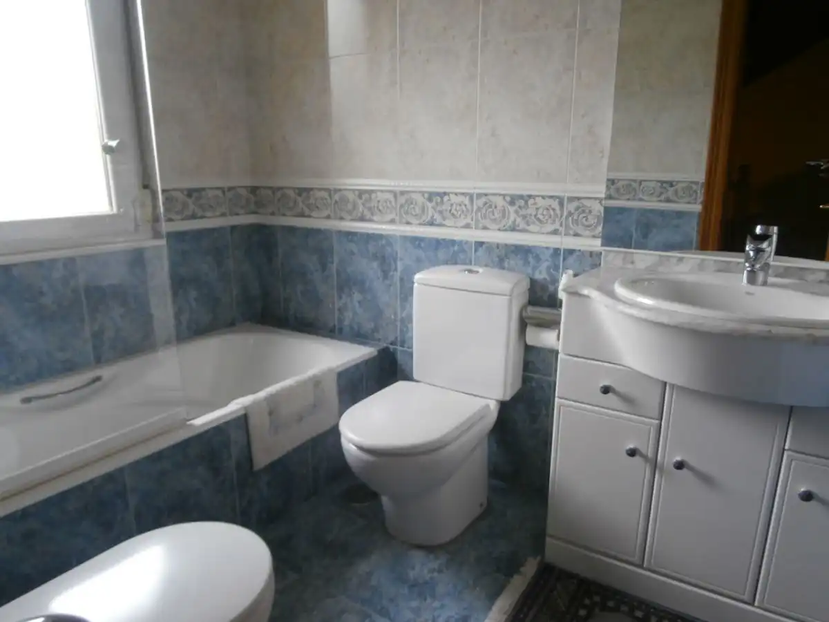 Bany de Casa o xalet en venda en Oviedo  amb Calefacció, Jardí privat i Terrassa