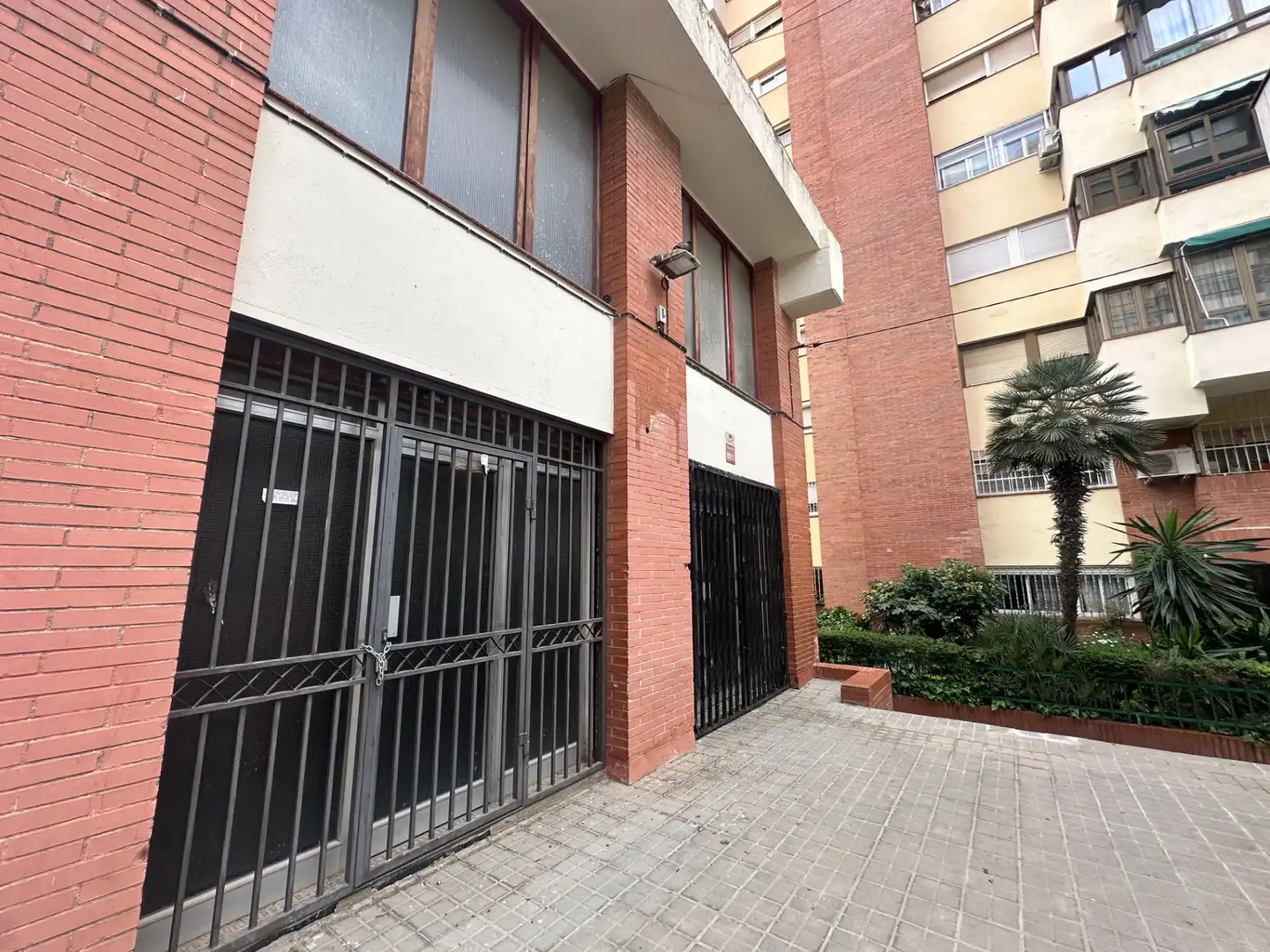 Vista exterior de Edificio en venta en Barcelona con Alarma