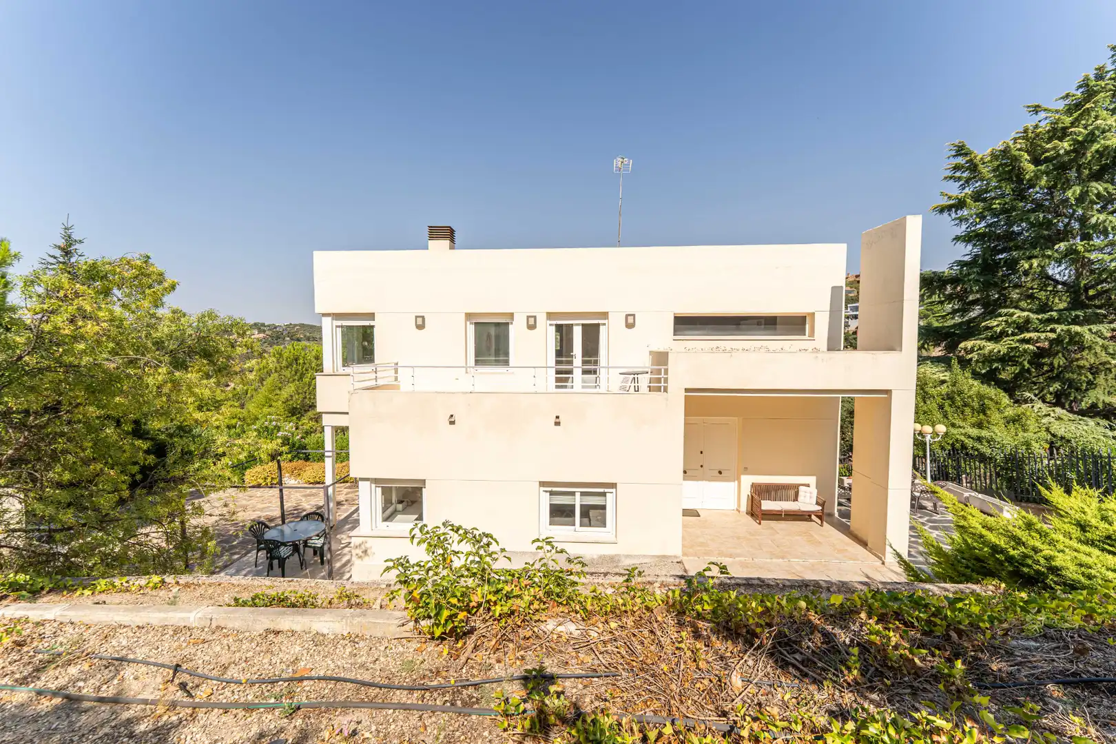 Vista exterior de Casa o xalet en venda en Torrelodones amb Calefacció, Jardí privat i Parquet