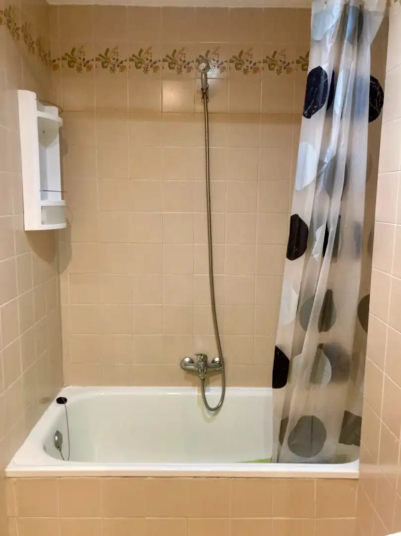 Bathroom of Flat for rent in Granada  with Furnished, Oven and Washing machine
