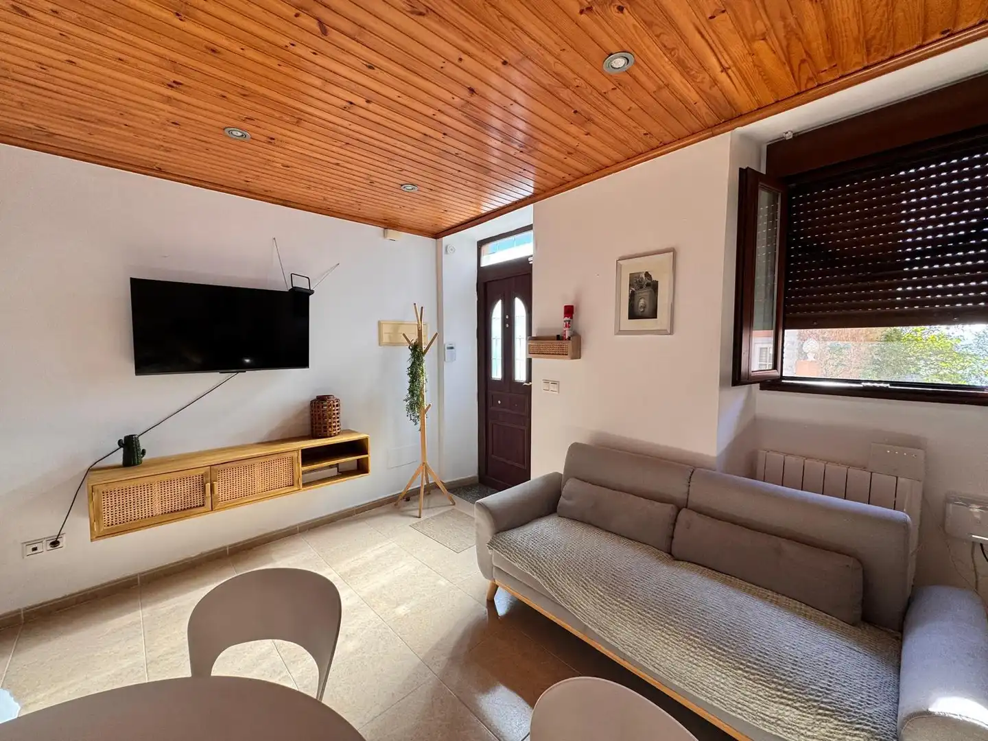 Sala d'estar de Casa adosada en venda en Boiro amb Calefacció, Moblat i Forn