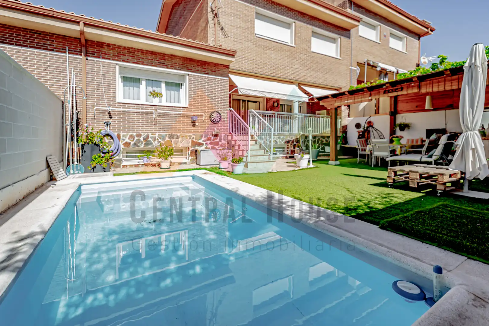Piscina de Casa adosada en venta en Guadalajara con Aire acondicionado, Calefacción y Jardín privado