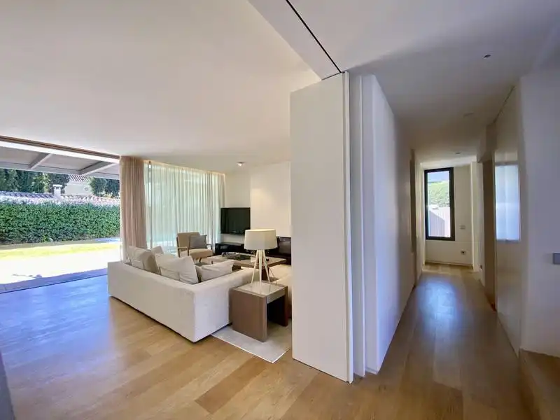 Sala d'estar de Casa adosada de lloguer en Marbella amb Aire condicionat, Calefacció i Jardí privat