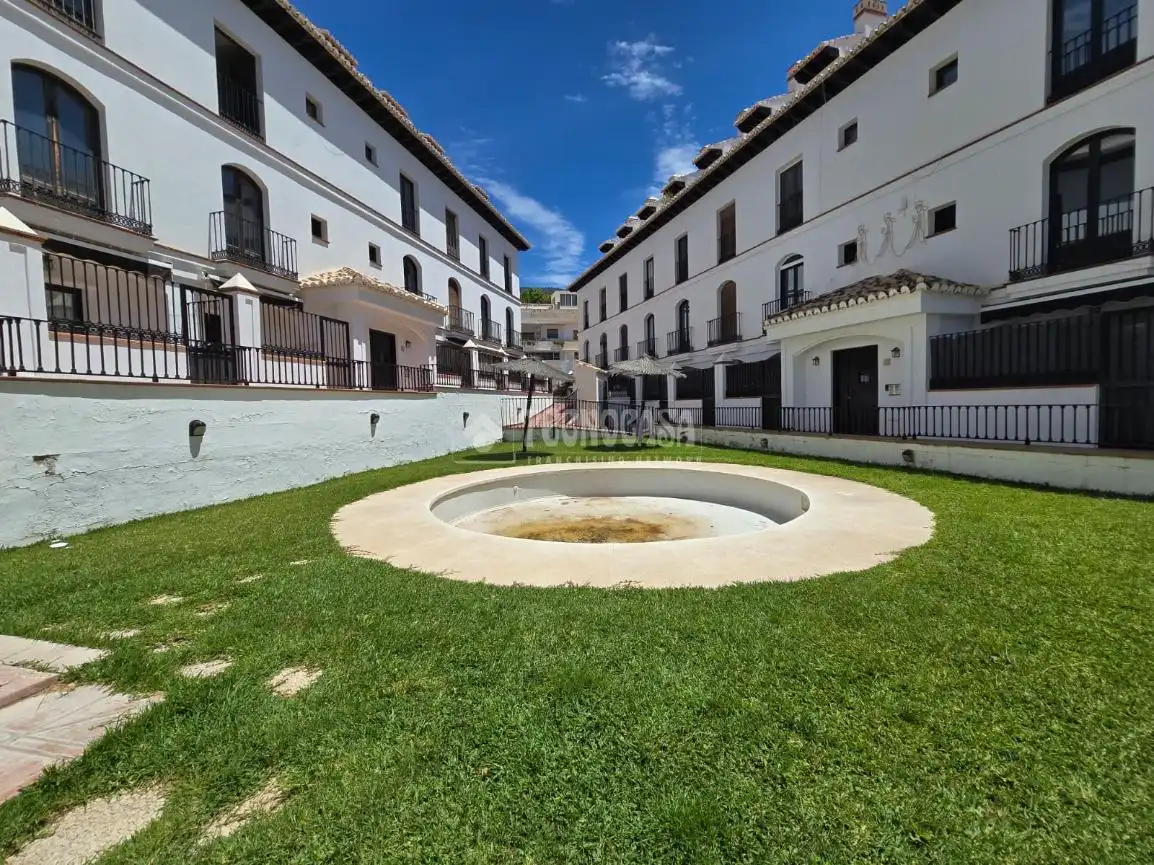 Vista exterior de Piso en venta en Vélez de Benaudalla con Aire acondicionado, Terraza y Piscina comunitaria