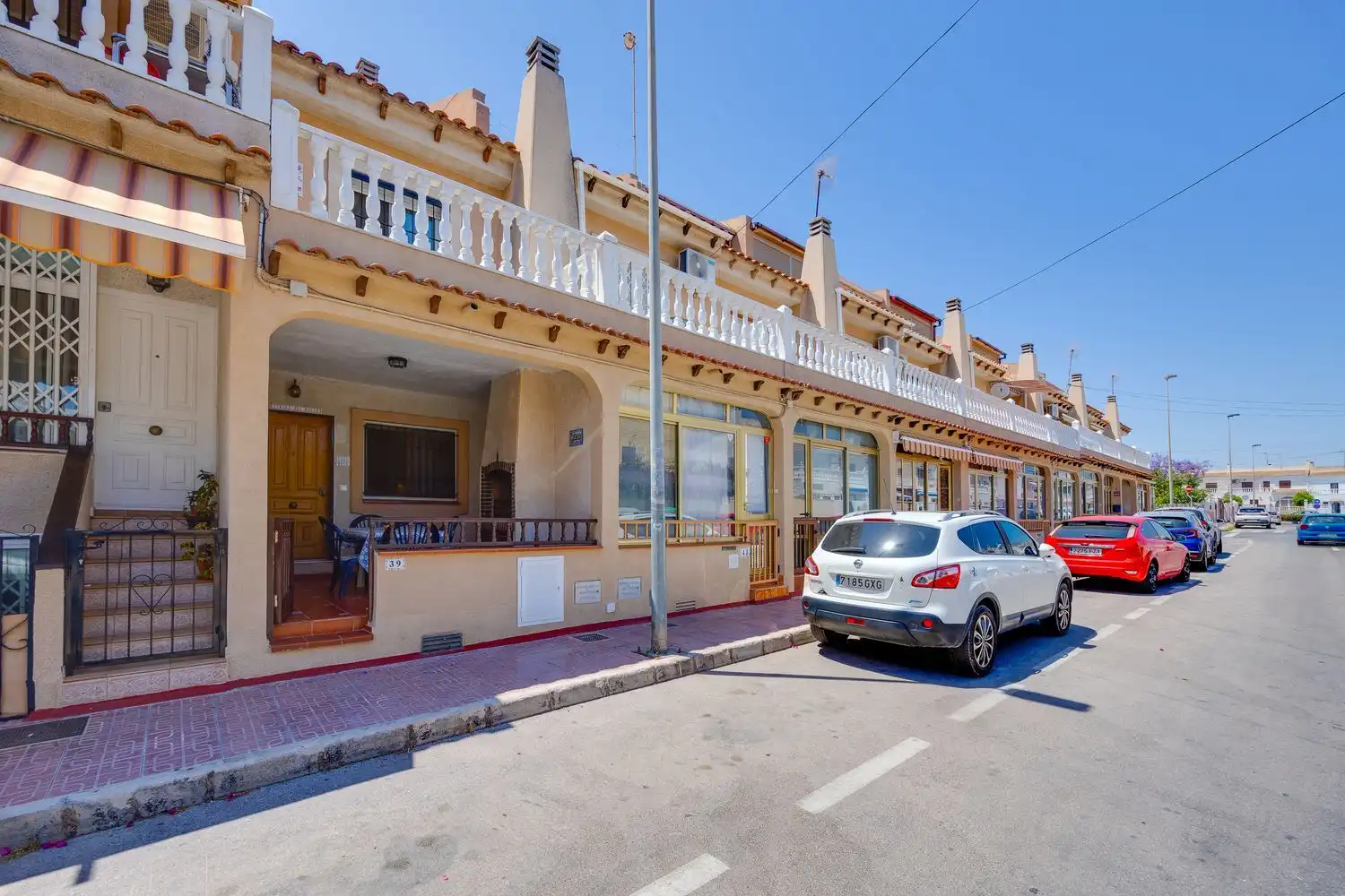 Außenansicht von Einfamilien-Reihenhaus zum Verkauf in Torrevieja mit Terrasse, Balkon und Gemeinschaftspool