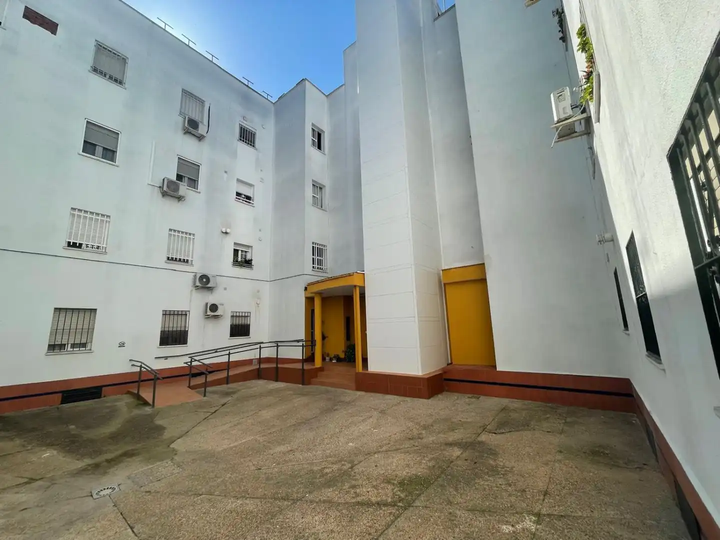 Vista exterior de Pis en venda en La Rinconada amb Aire condicionat i Terrassa