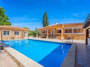 Casa rústica amb piscina en venda a Daya Vieja