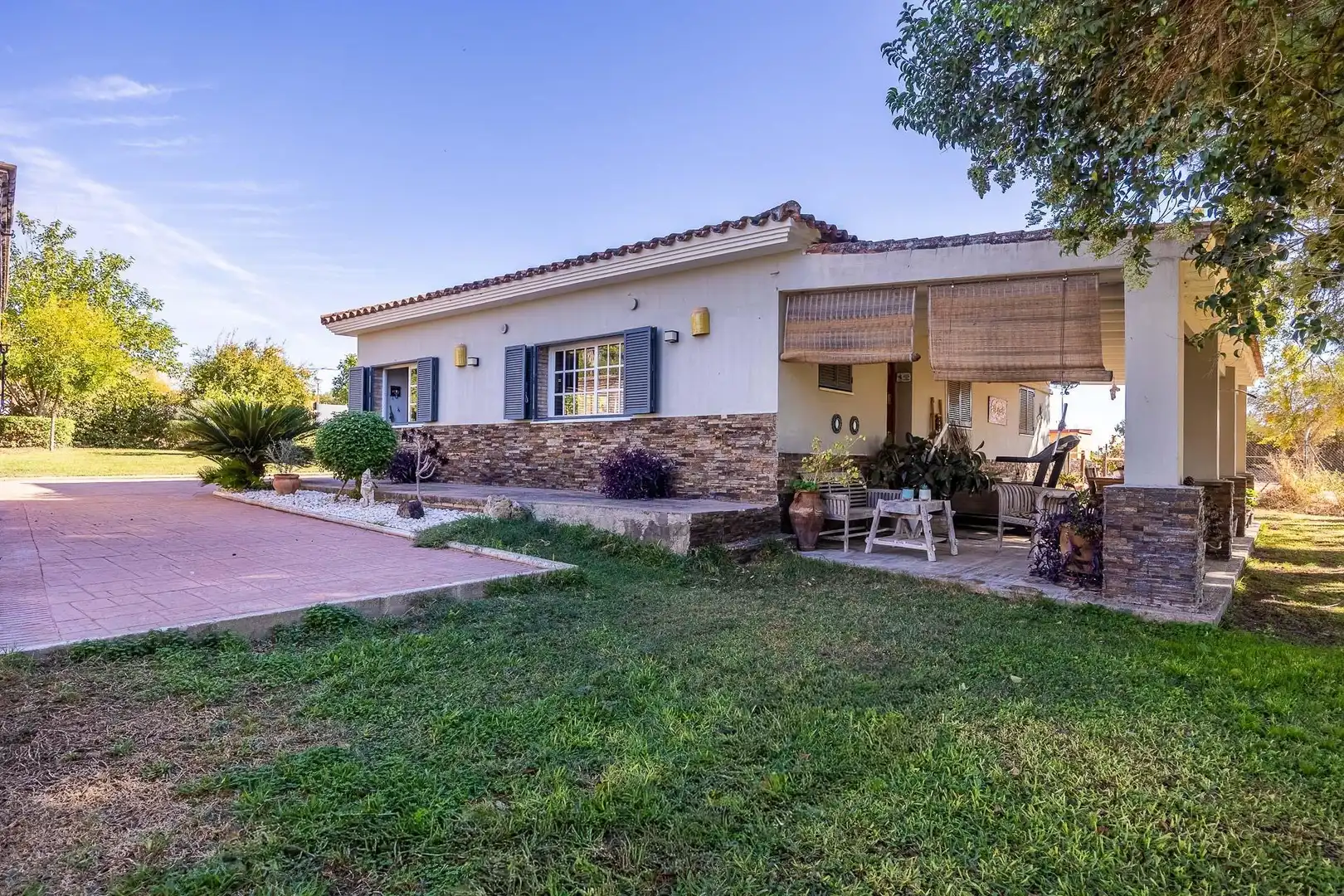 Vista exterior de Casa o xalet en venda en Mairena del Aljarafe amb Aire condicionat, Jardí privat i Traster