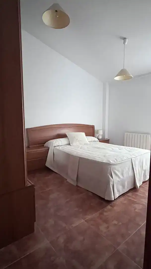 Dormitori de Casa adosada en venda en Medina de Pomar amb Jardí privat, Traster i Piscina