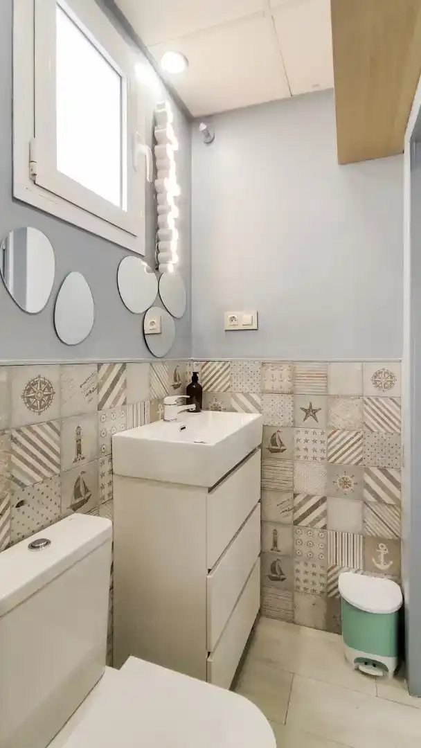 Badezimmer von Dachboden zur Miete in Málaga mit Klimaanlage, Abstellraum und Möbliert