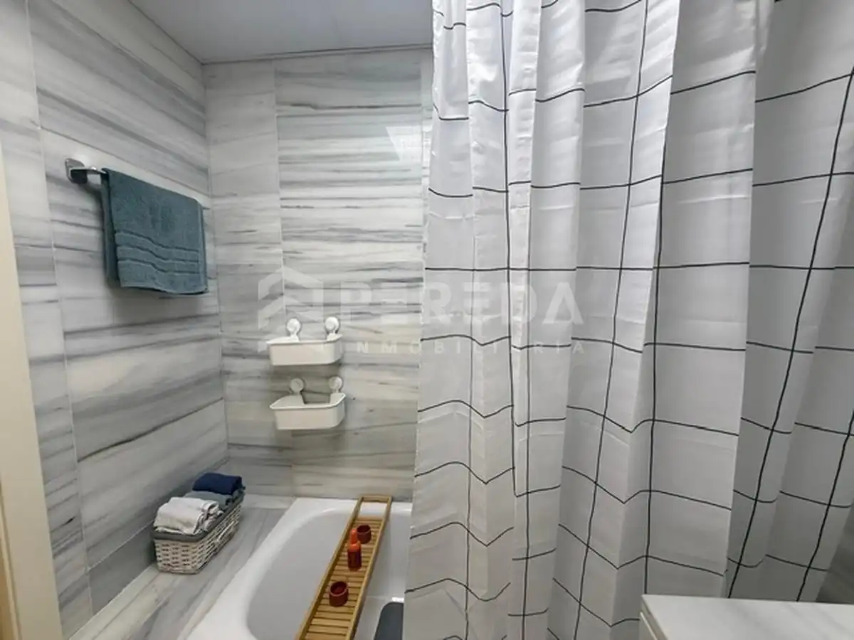 Bany de Apartament en venda en Roquetas de Mar amb Aire condicionat, Jardí privat i Terrassa