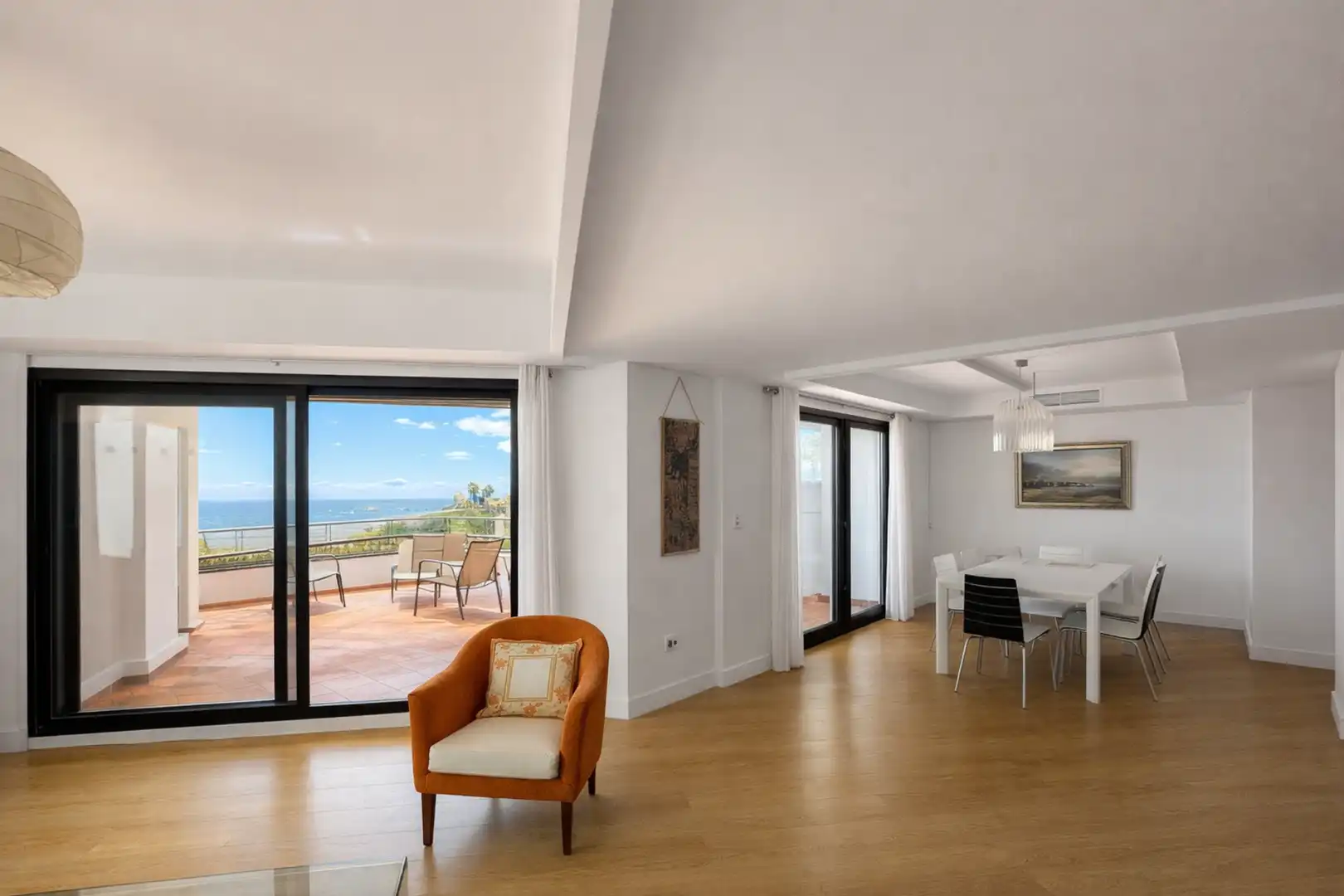 Sala d'estar de Planta baixa en venda en Casares amb Aire condicionat, Terrassa i Moblat