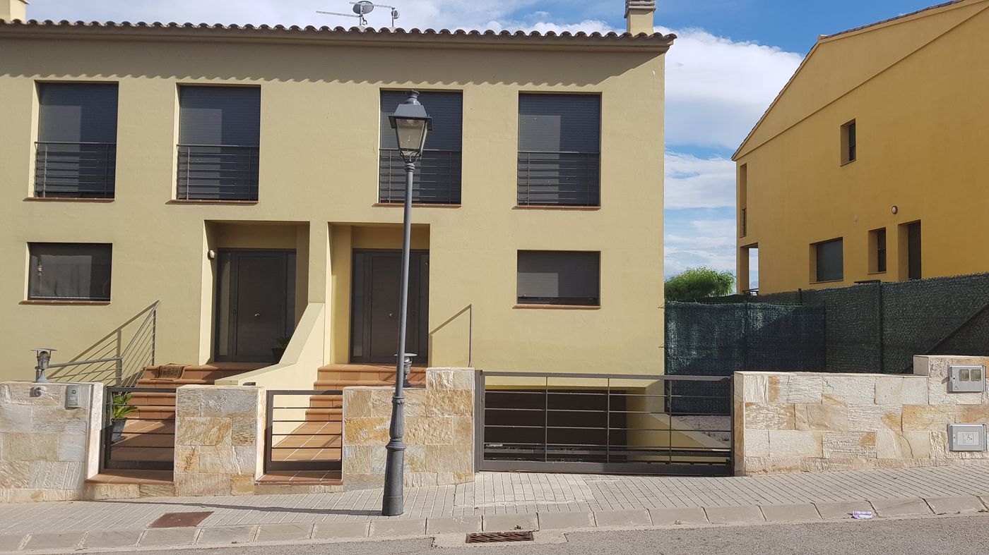 Vista exterior de Casa o xalet en venda en Garrigàs amb Calefacció, Jardí privat i Terrassa