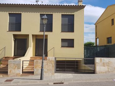 Detached house with balcony for sale in Garrigàs