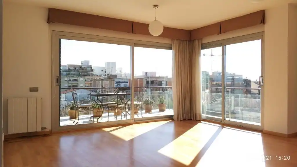 Dúplex con terraza en alquiler en Calle MANILA 23