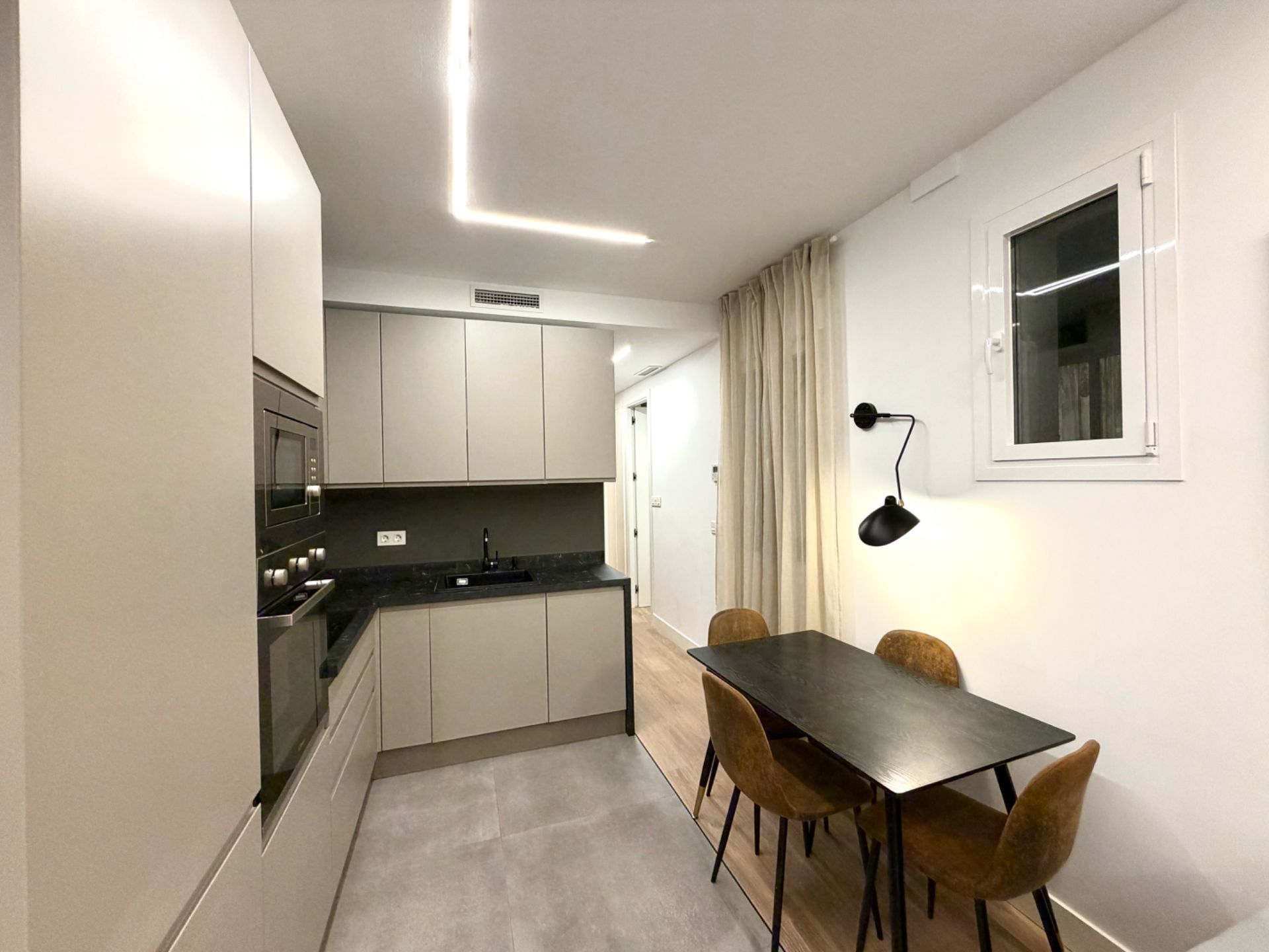 Cuina de Pis de lloguer en  Madrid Capital amb Aire condicionat, Calefacció i Moblat