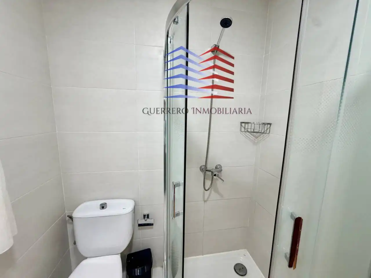 Baño de Apartamento de alquiler en Ourense Capital  con Calefacción, Parquet y Amueblado