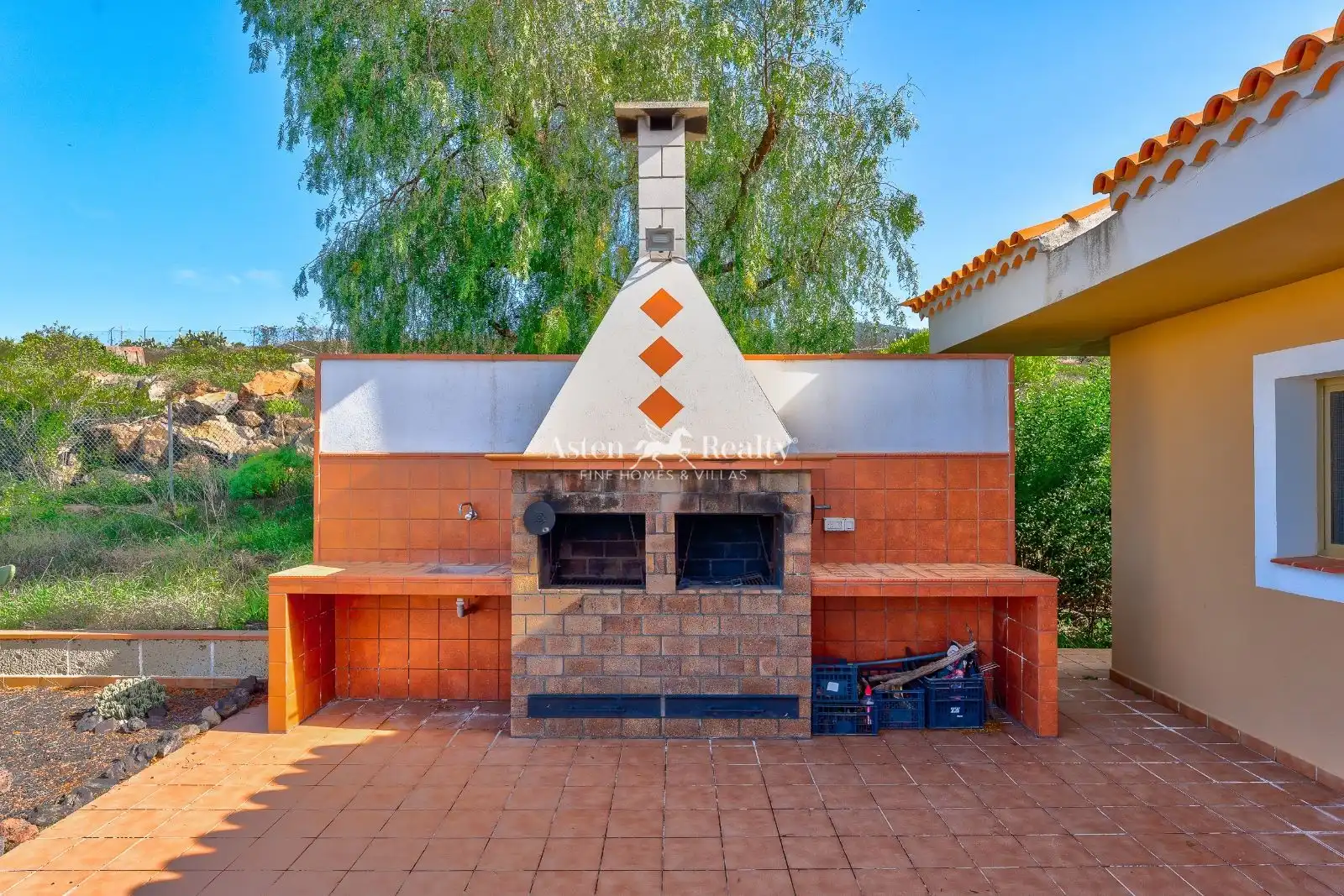 Vista exterior de Casa o xalet en venda en Adeje amb Aire condicionat, Traster i Piscina